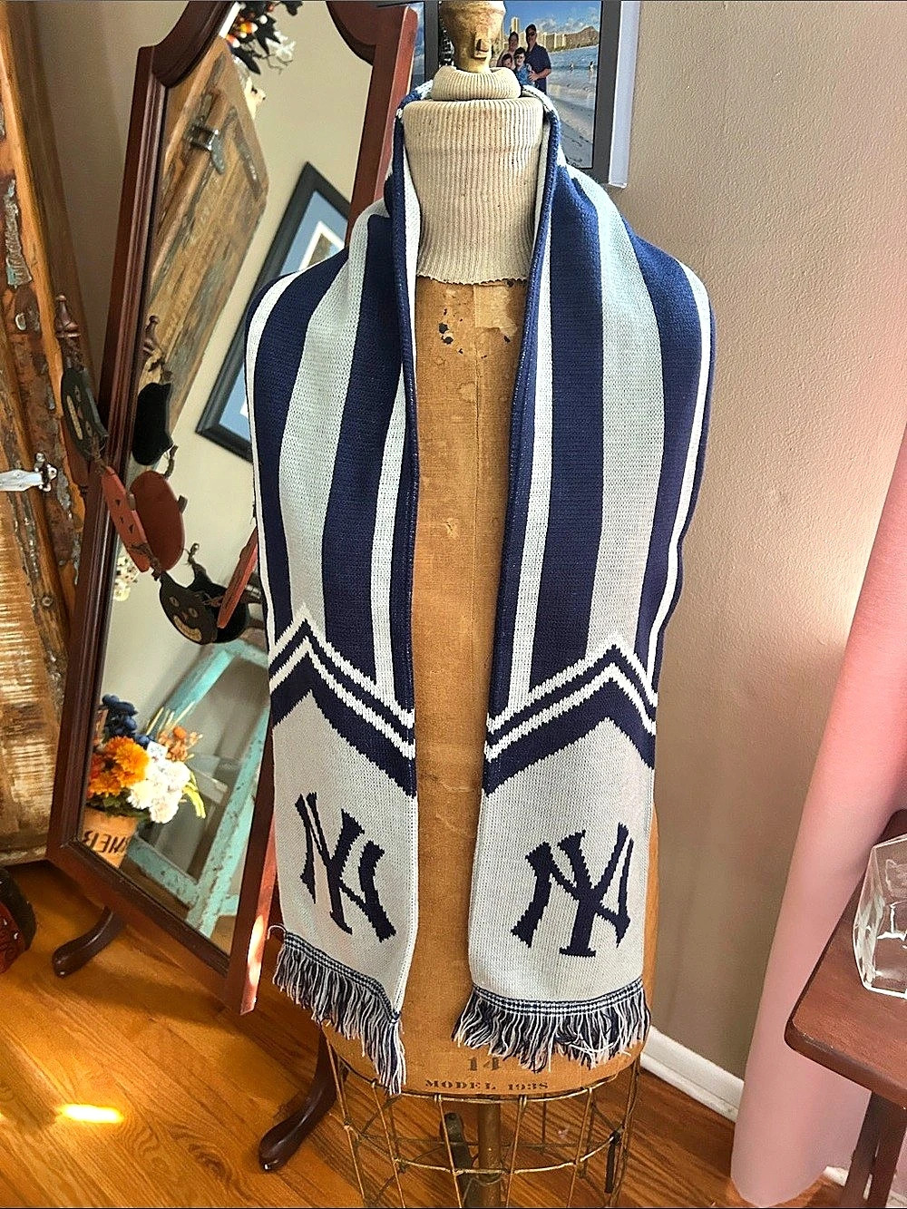 Forever Collectibles New York Yankees MLB Knit Scarf Blue & Gray - Like New